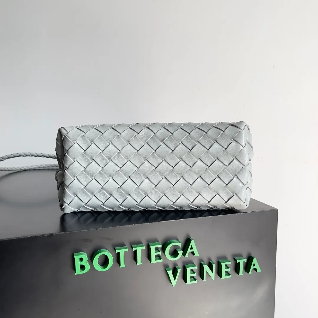 The 2023 new Andiamo batch of 1860 BV has been shipped‼ ️Really popular🔥The new Andiamo woven handbag launched by Bottega Veneta this season is really popular all over the world! ! Celebrities at home and abroad have worn it, and Oscar-winning actress Michelle Yeoh has taken it out on the street. Song Jia, Trai Yara, Yu Feihong, Sanji Ayaka, Rosie Hunting-Whiteley, Yoshioka Riho, etc. have all picked up this bag. It is classic and versatile, showing off its temperament, and the bag capacity is also large, which is very convenient for daily commuting! ! A variety of carrying methods, the shoulder straps can be adjusted by yourself, the original lambskin feels soft and delicate, and the neutral style is made to break gender boundaries and bring a more practical and longer-lasting use experience. Andiamo, which has both elegant and casual styles, perfectly interprets the true appearance of "fashionable old money style". Style number: 743568 Size: 25*22*10.5cm